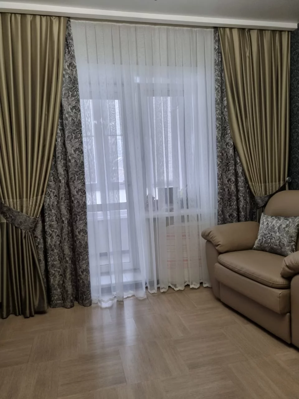 как оформить дверной проём шторами и не мешать проходу Шторы для балконной двери в гостиной